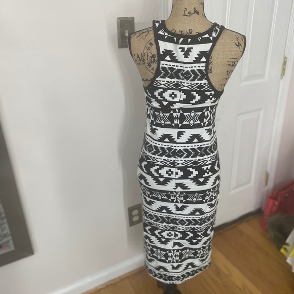 Aztec Pattern Bodycon Midi Dress - Picture 2 of 3